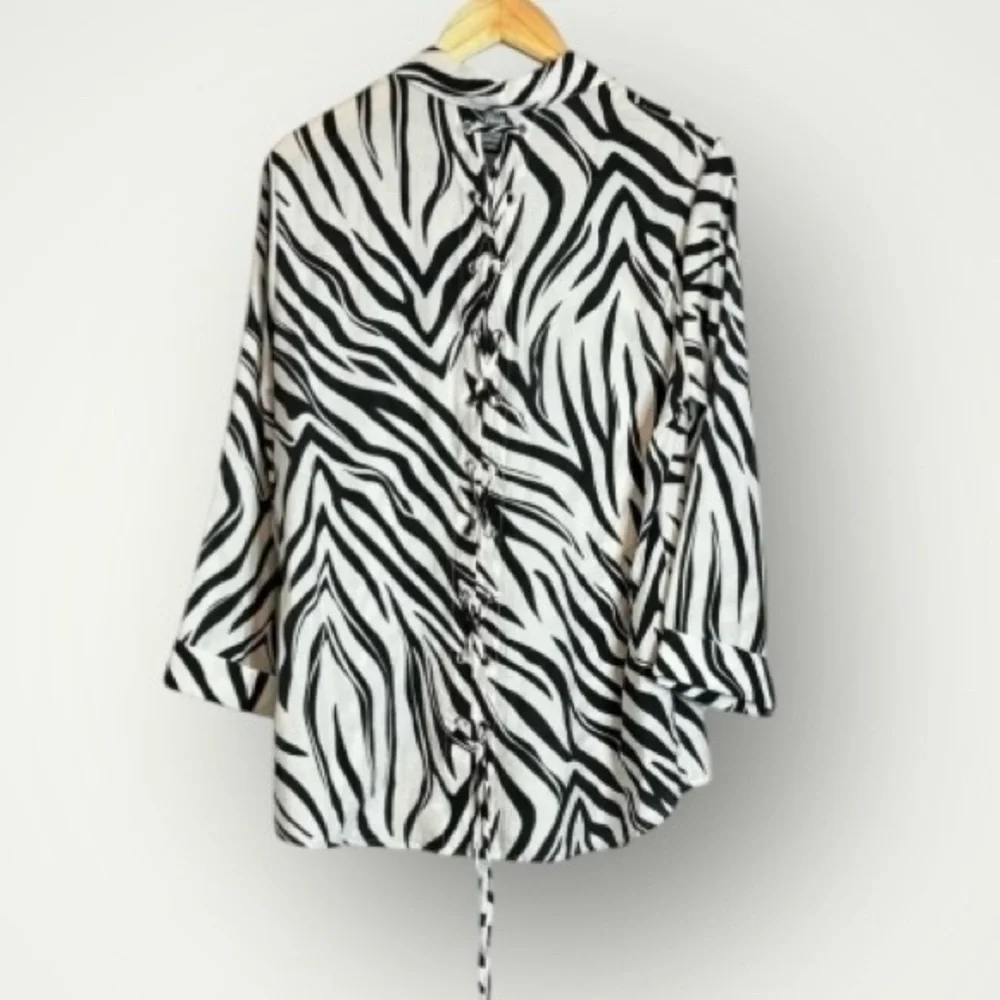 Ali Miles | Zebra Top 3/4 Sleeve Grommets With Tie Back EUC - Picture 4 of 8